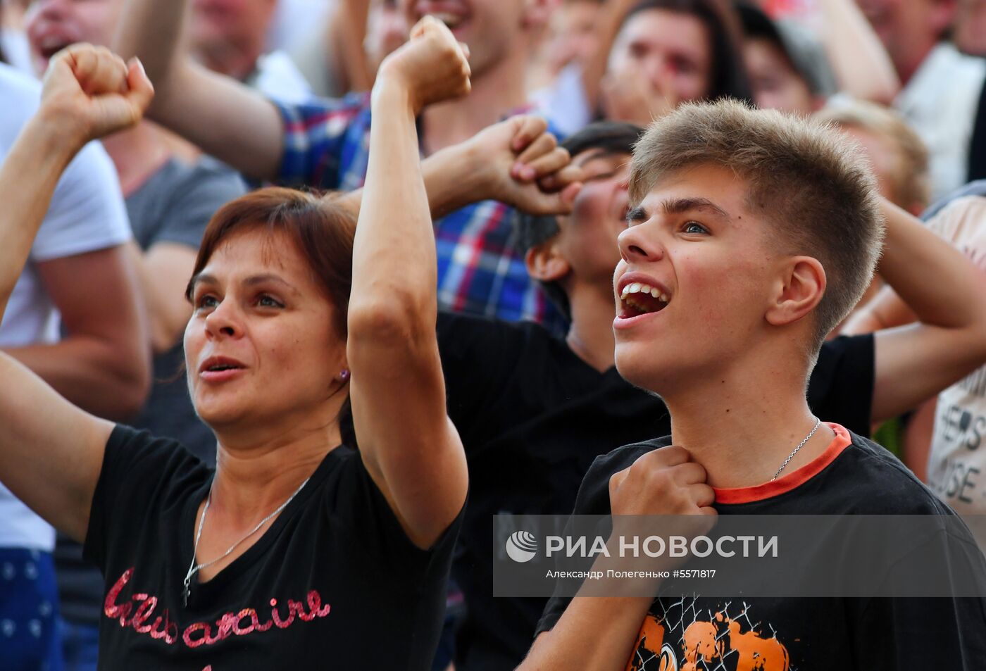 Болельщики празднуют победу сборной России