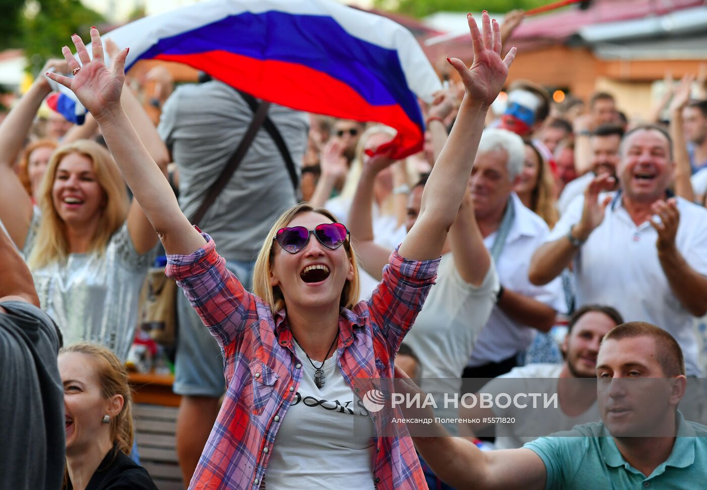 Болельщики празднуют победу сборной России