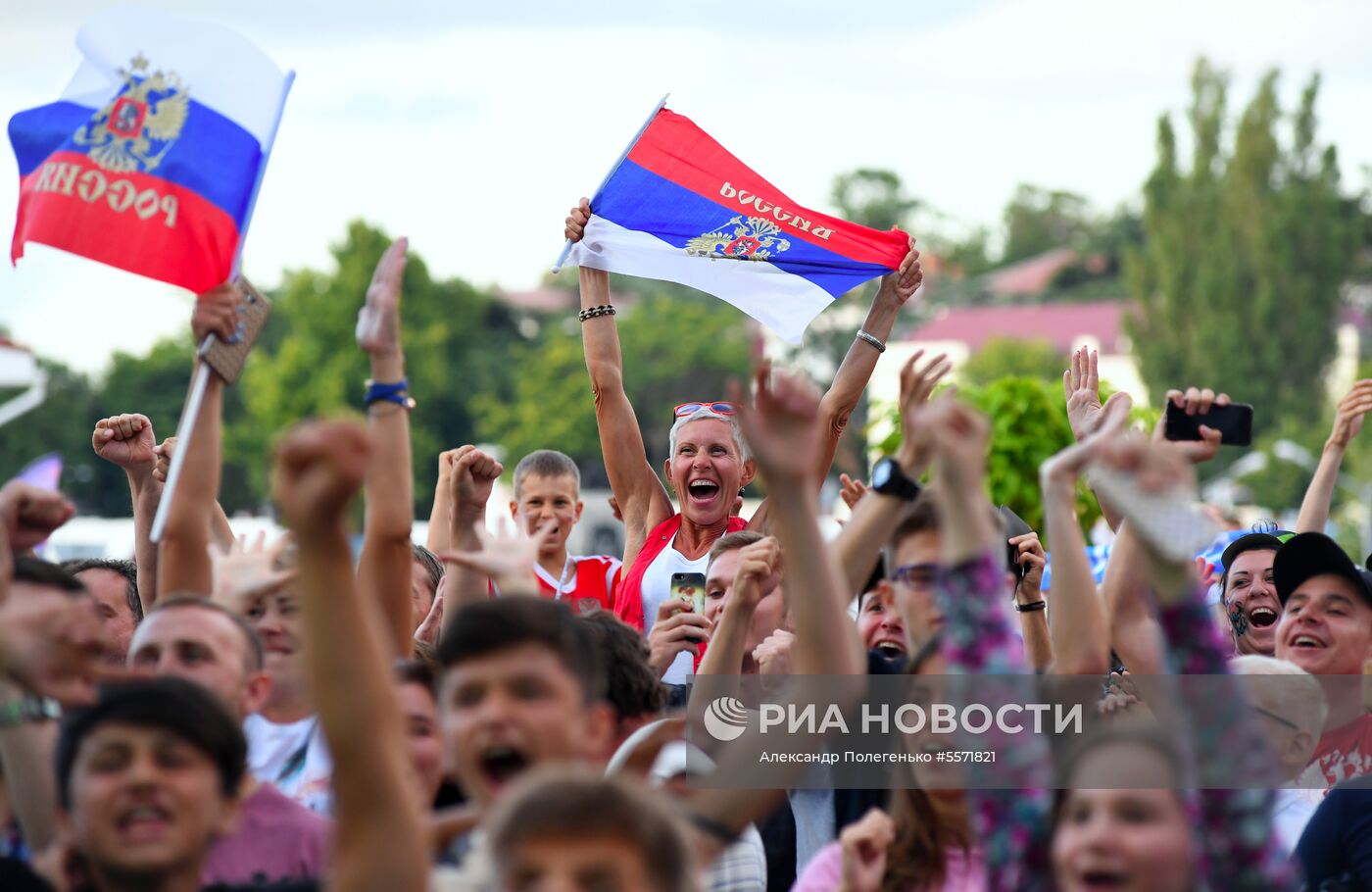 Болельщики празднуют победу сборной России