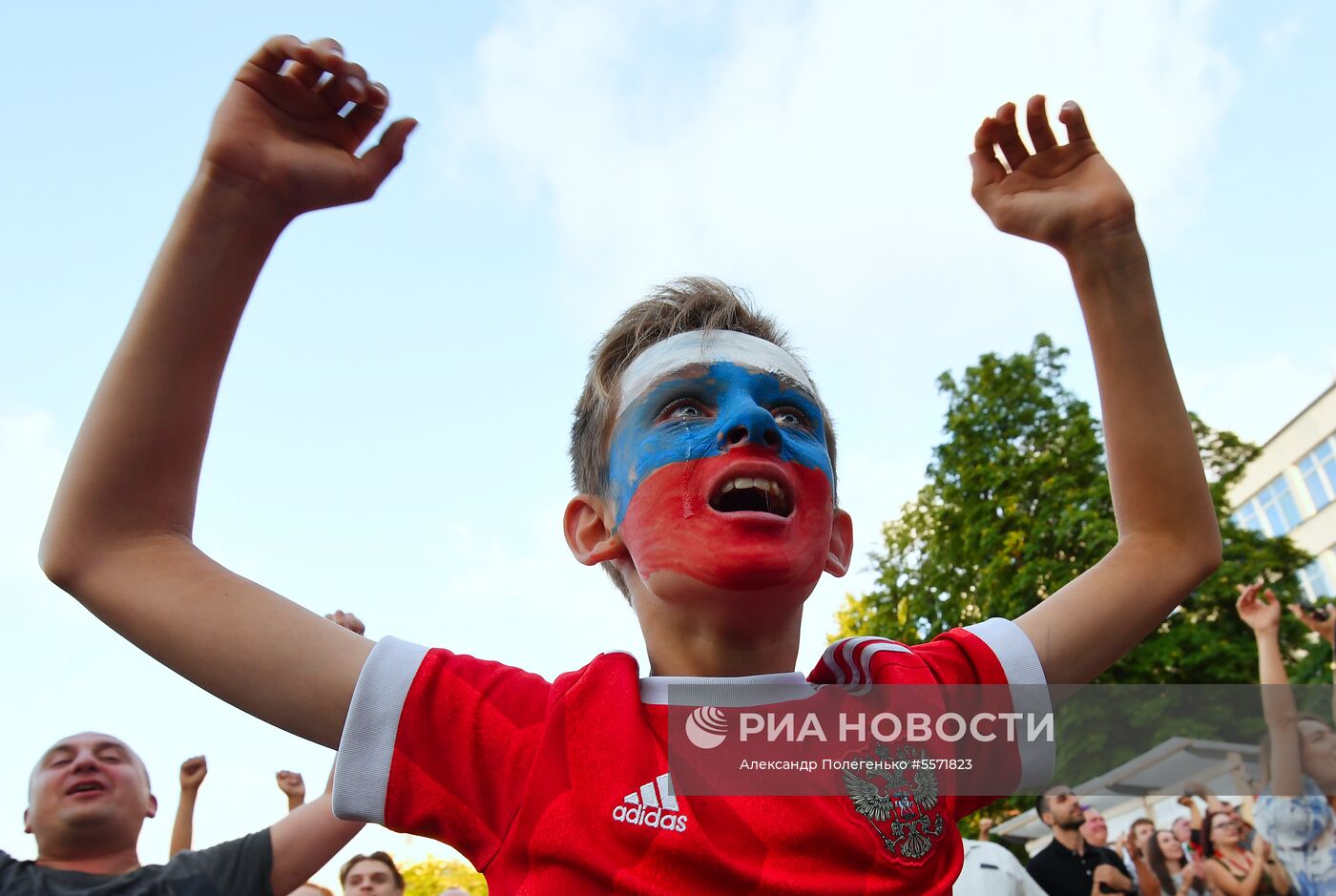 Болельщики празднуют победу сборной России