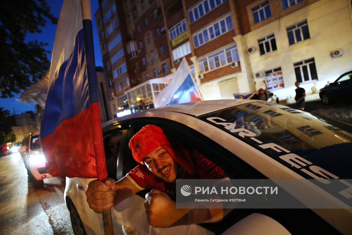 Болельщики празднуют победу сборной России