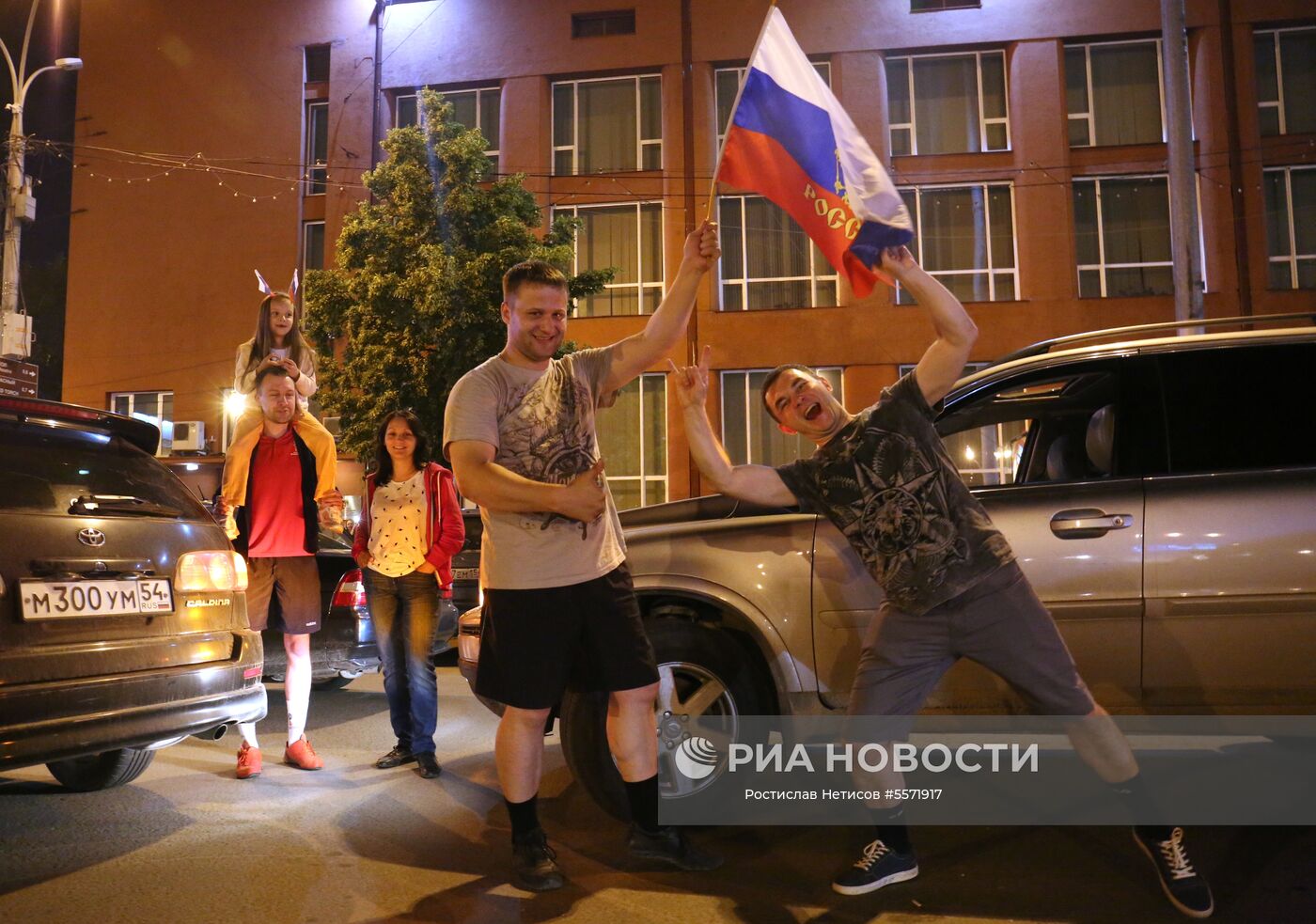 Болельщики празднуют победу сборной России