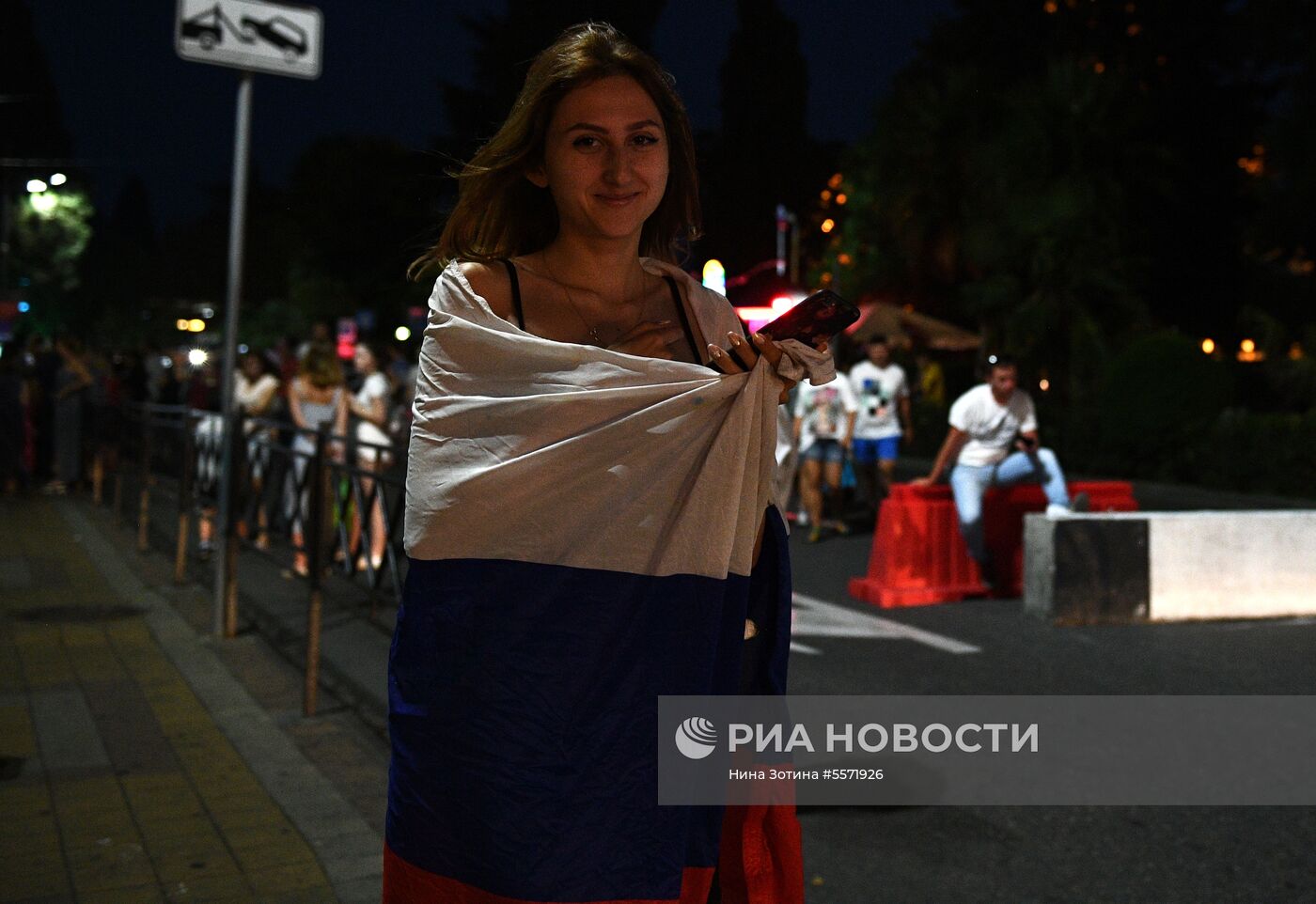 Болельщики празднуют победу сборной России