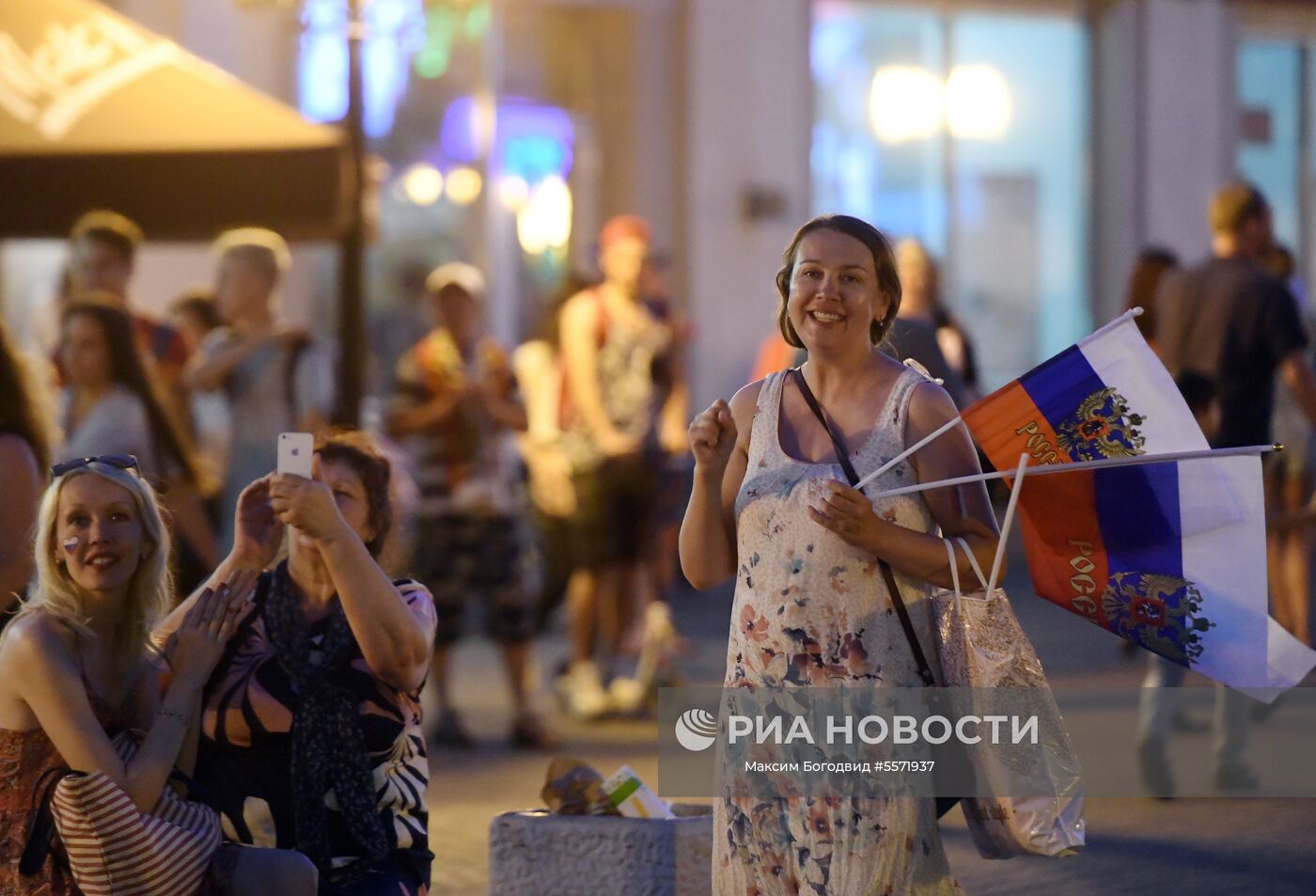 Болельщики празднуют победу сборной России