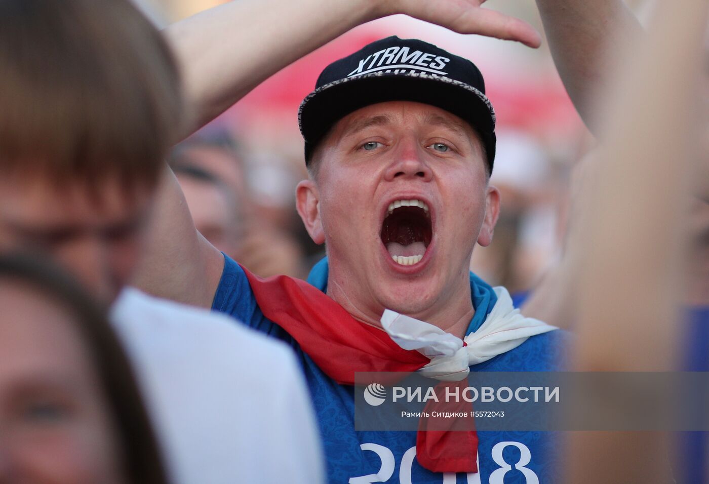 Болельщики празднуют победу сборной России