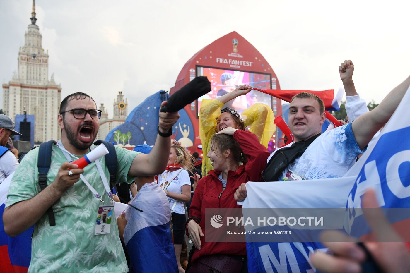 Болельщики празднуют победу сборной России