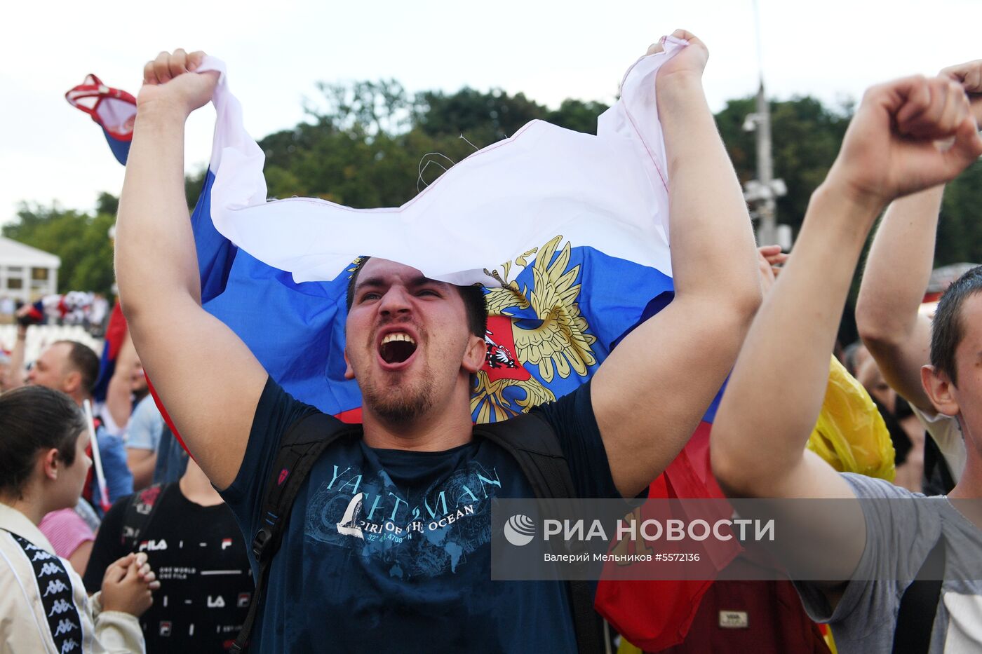 Болельщики празднуют победу сборной России