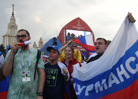 Болельщики празднуют победу сборной России