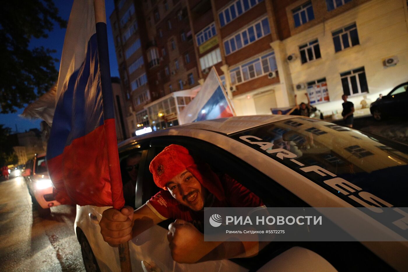 Болельщики празднуют победу сборной России