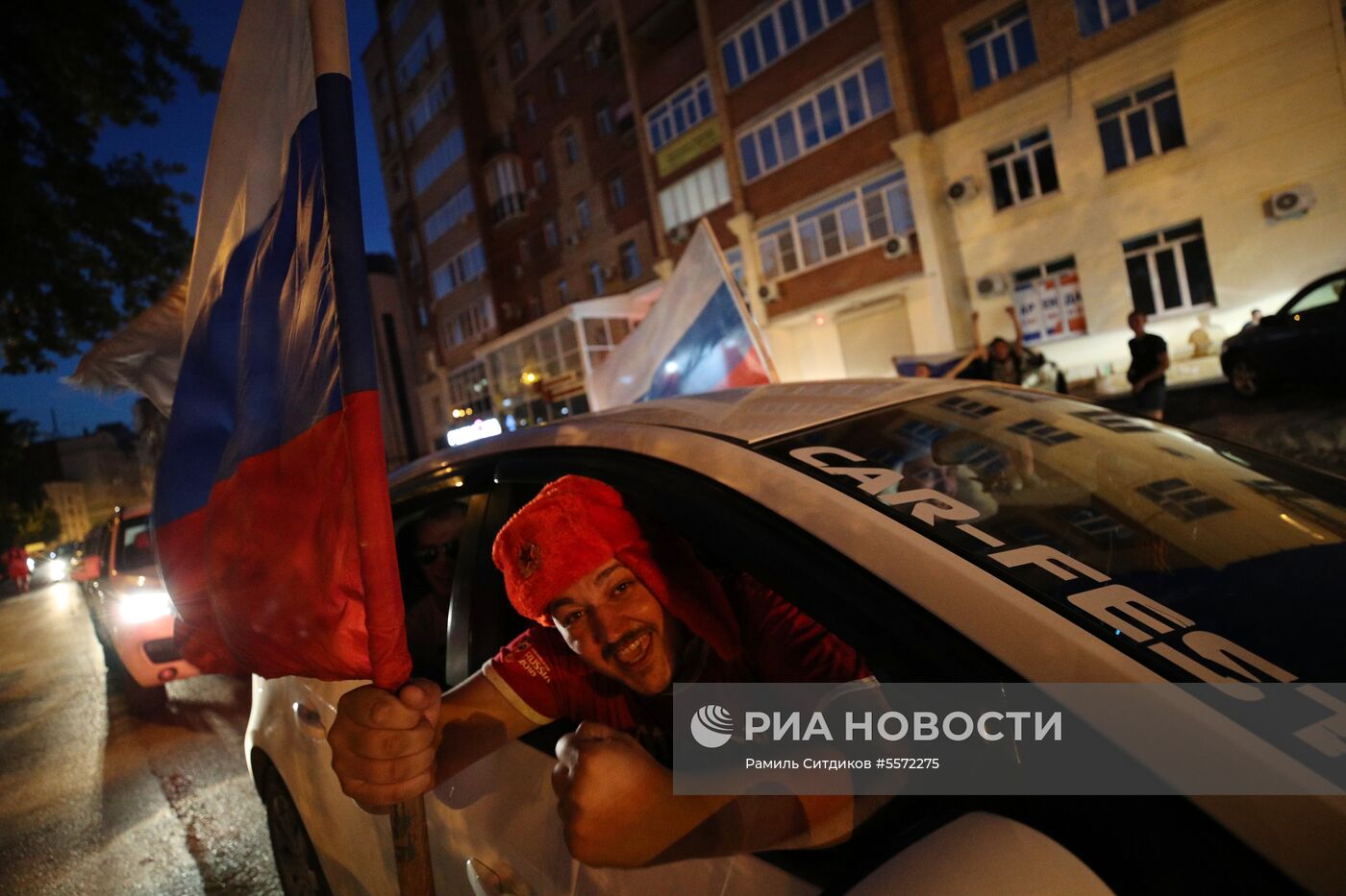 Болельщики празднуют победу сборной России