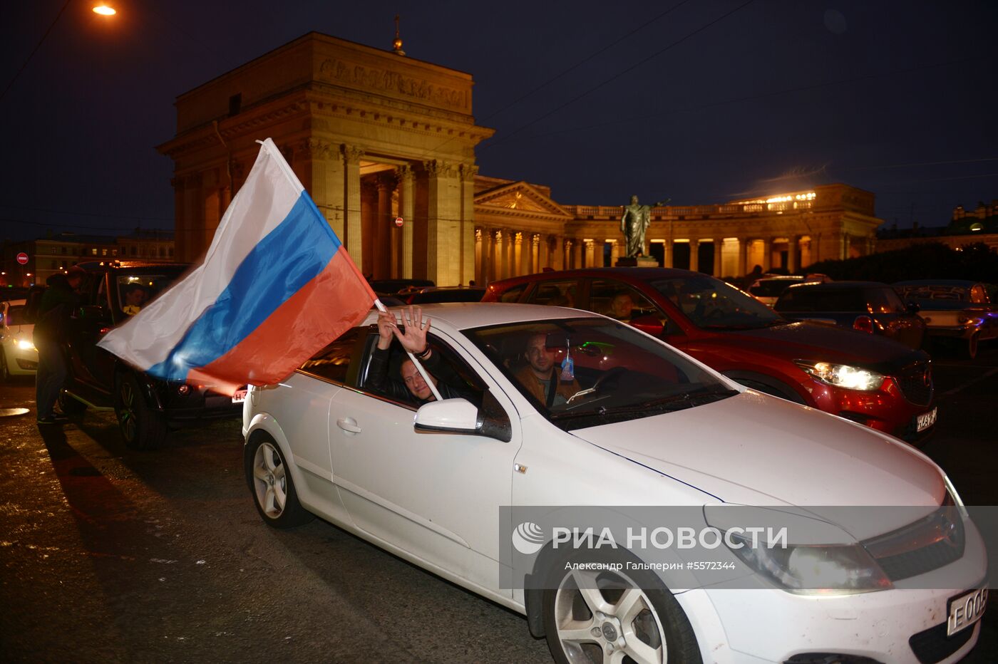 Болельщики празднуют победу сборной России