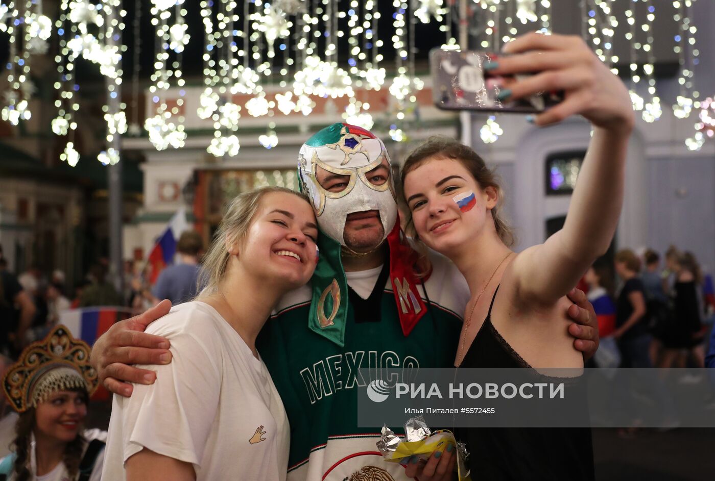 Болельщики празднуют победу сборной России