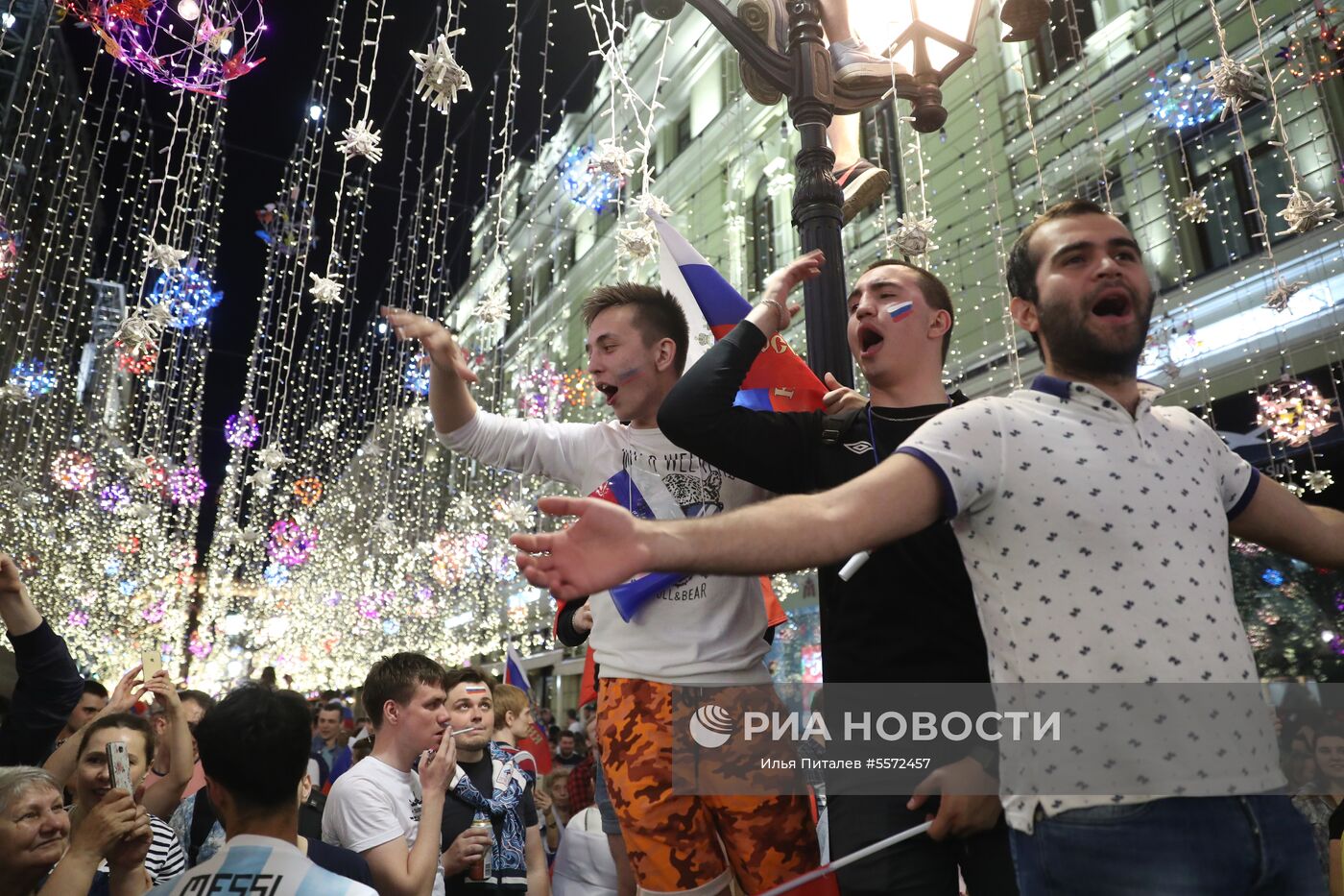 Болельщики празднуют победу сборной России