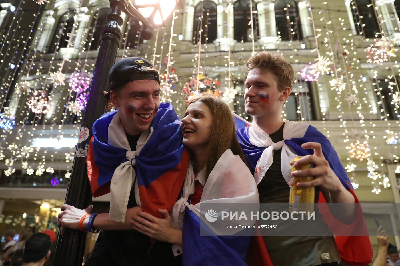 Болельщики празднуют победу сборной России