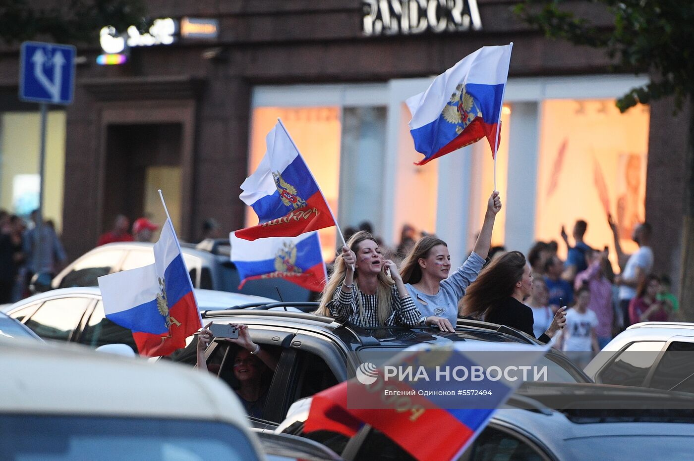 Болельщики празднуют победу сборной России