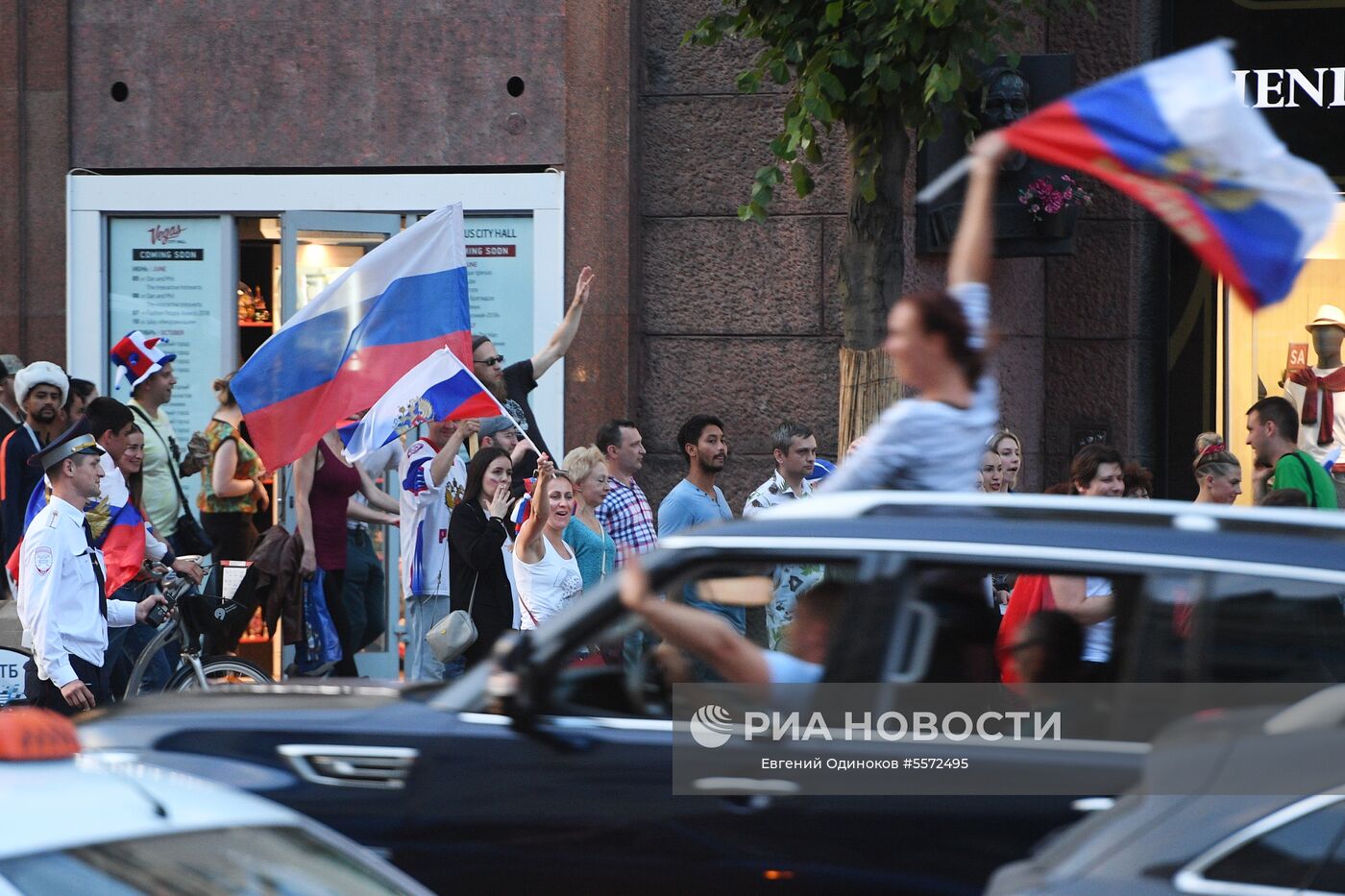Болельщики празднуют победу сборной России