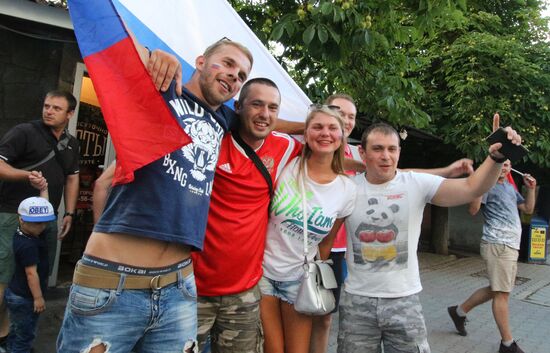 Болельщики празднуют победу сборной России