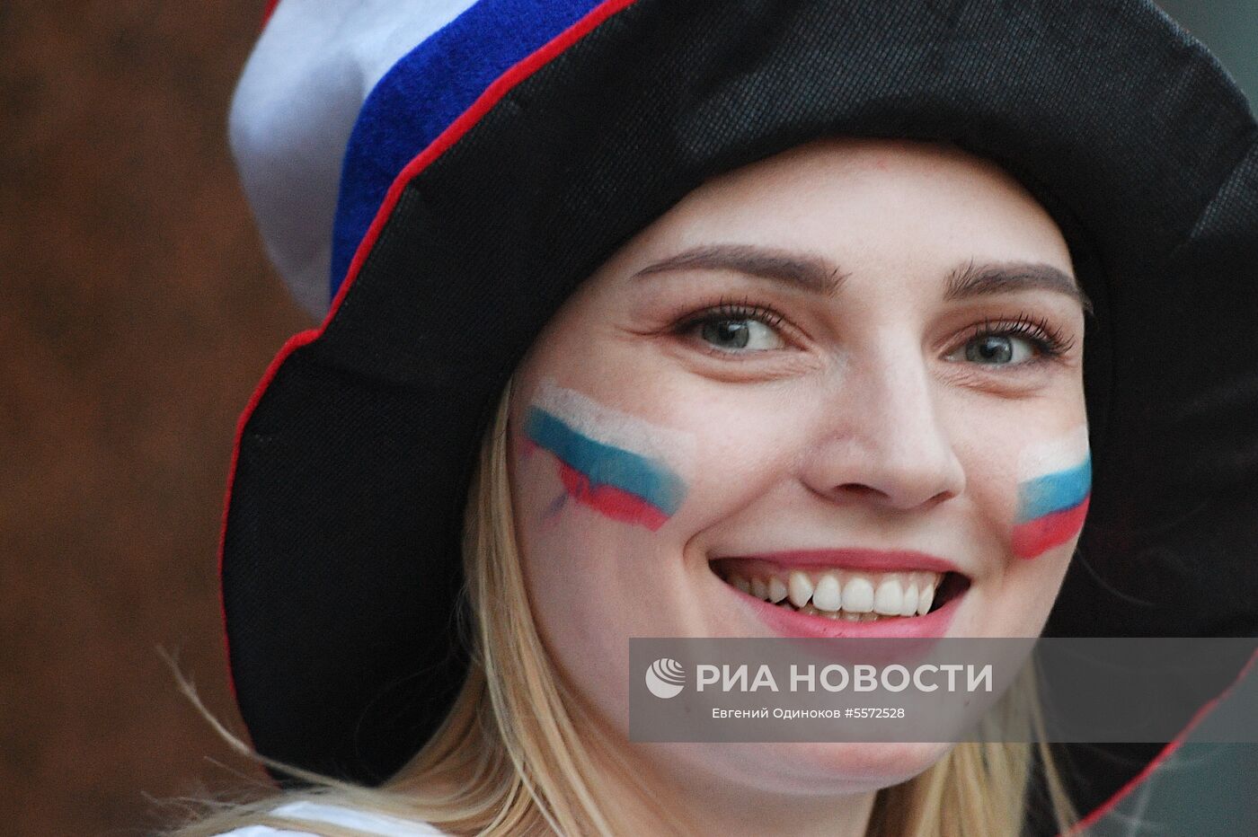 Болельщики празднуют победу сборной России