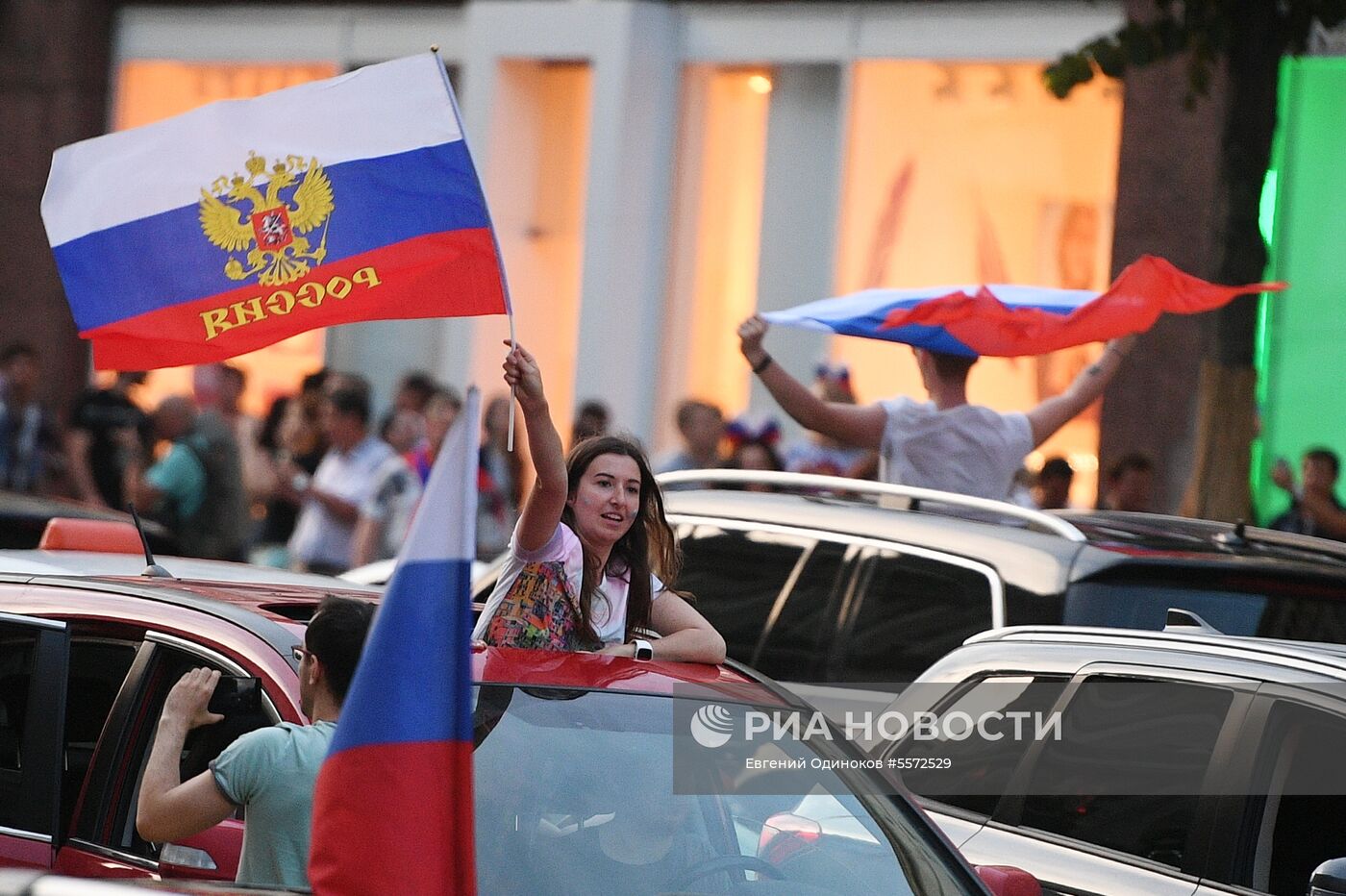 Болельщики празднуют победу сборной России