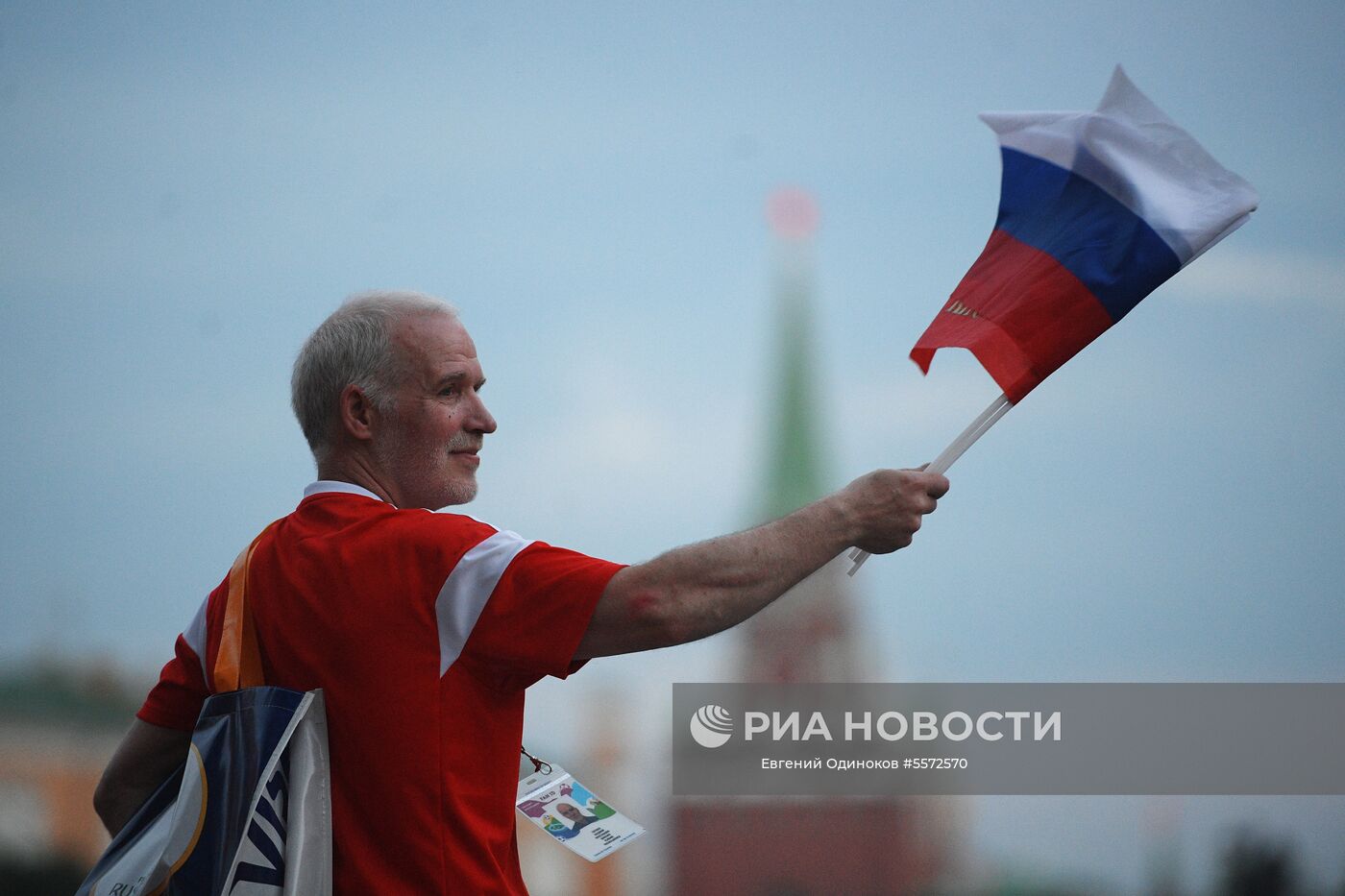 Болельщики празднуют победу сборной России
