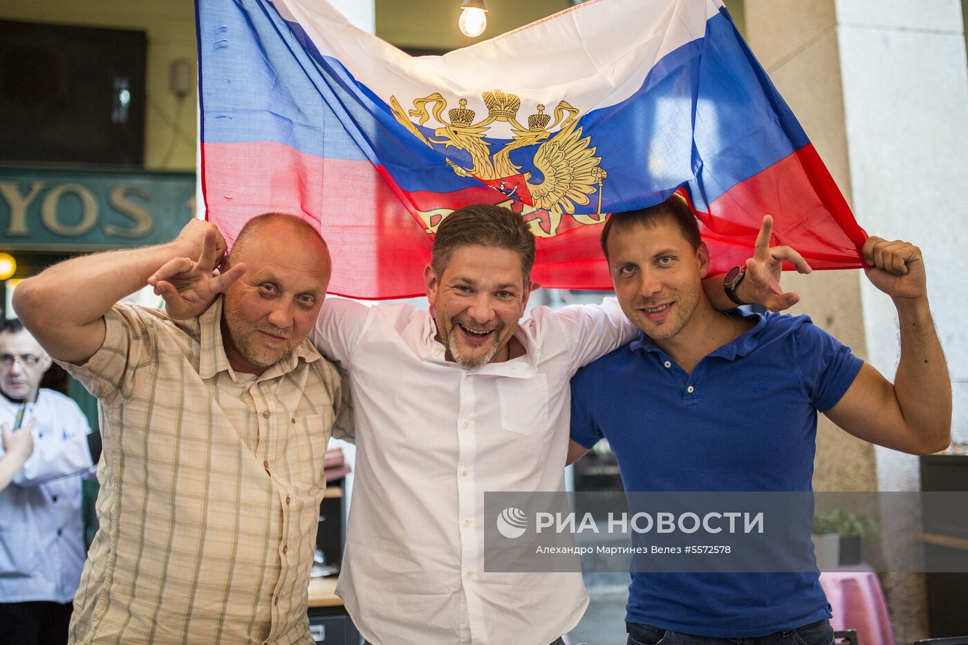 Болельщики празднуют победу сборной России