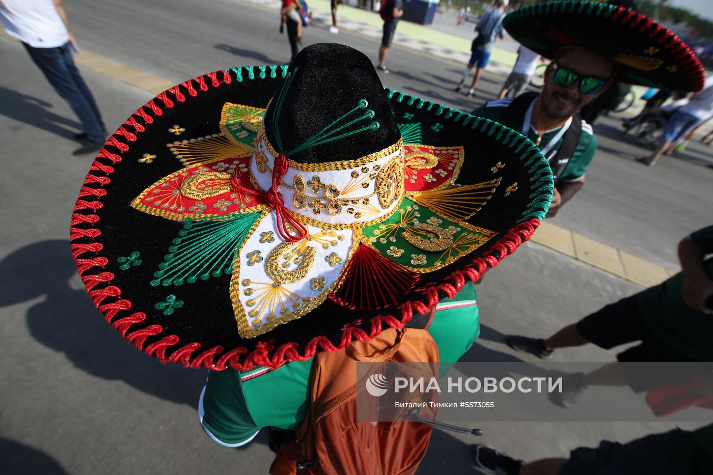 Болельщики перед матчем ЧМ-2018 по футболу между сборными Бразилии и Мексики