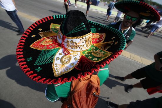 Болельщики перед матчем ЧМ-2018 по футболу между сборными Бразилии и Мексики