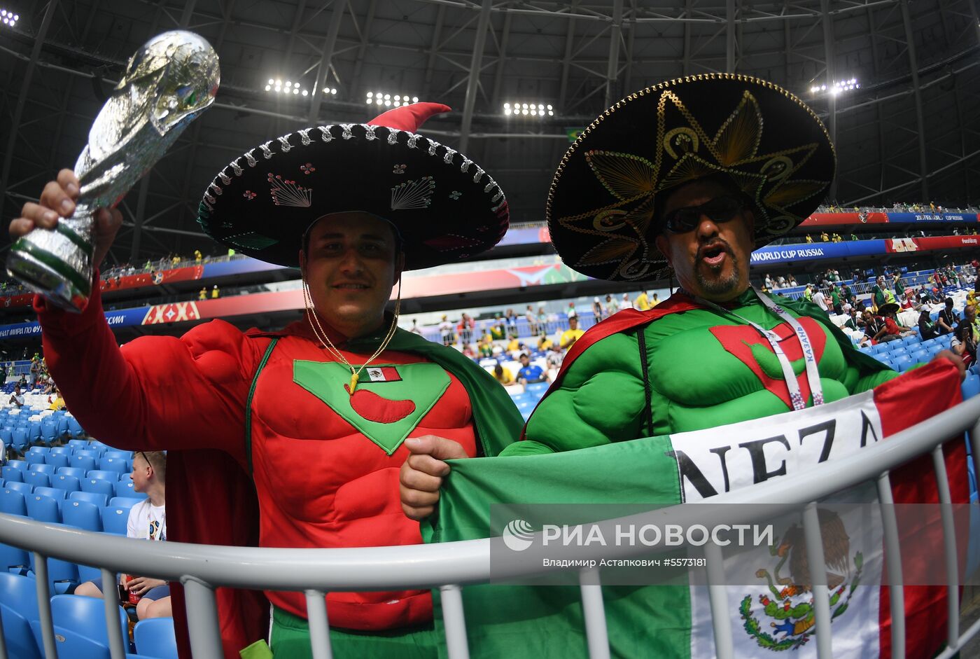 Болельщики перед матчем ЧМ-2018 по футболу между сборными Бразилии и Мексики