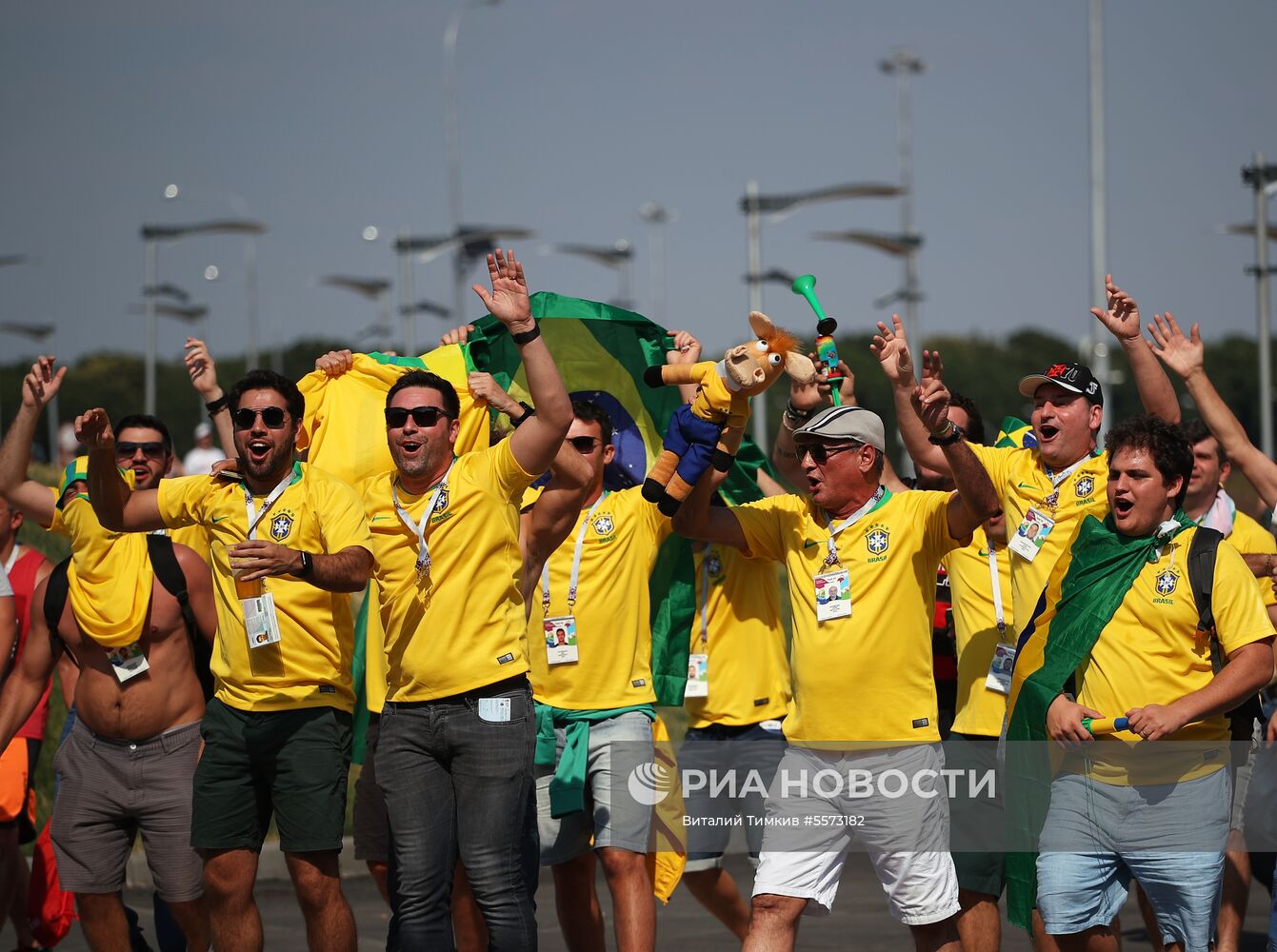 Болельщики перед матчем ЧМ-2018 по футболу между сборными Бразилии и Мексики