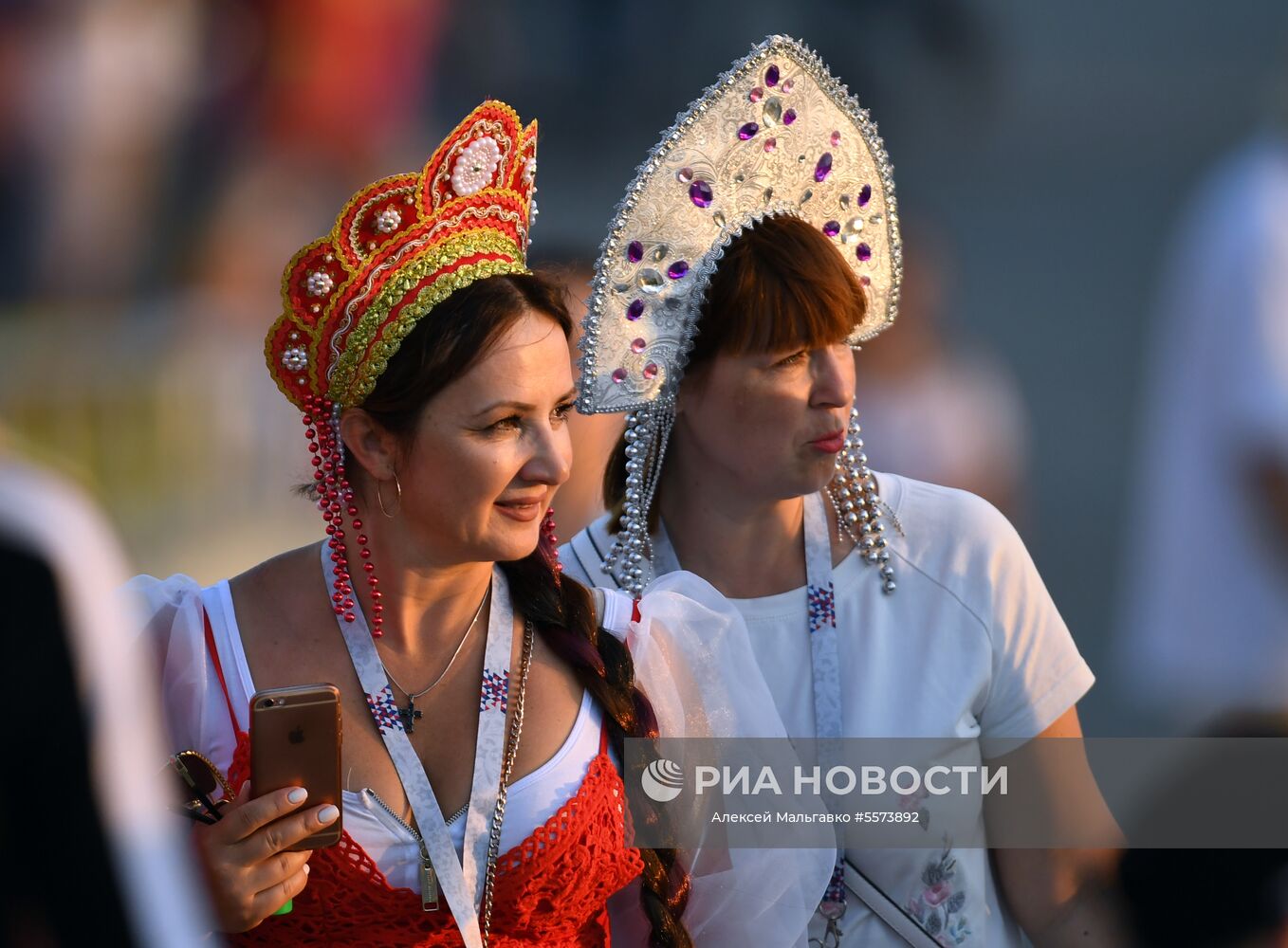 Болельщицы перед матчем 1/8 финала чемпионата мира по футболу между сборными Бельгии и Японии. Место: Россия, Ростов-на-Дону. Автор: Алексей Мальгавко/РИА Новости. Болельщики перед матчем ЧМ-2018 по футболу между сборными Бельгии и Японии