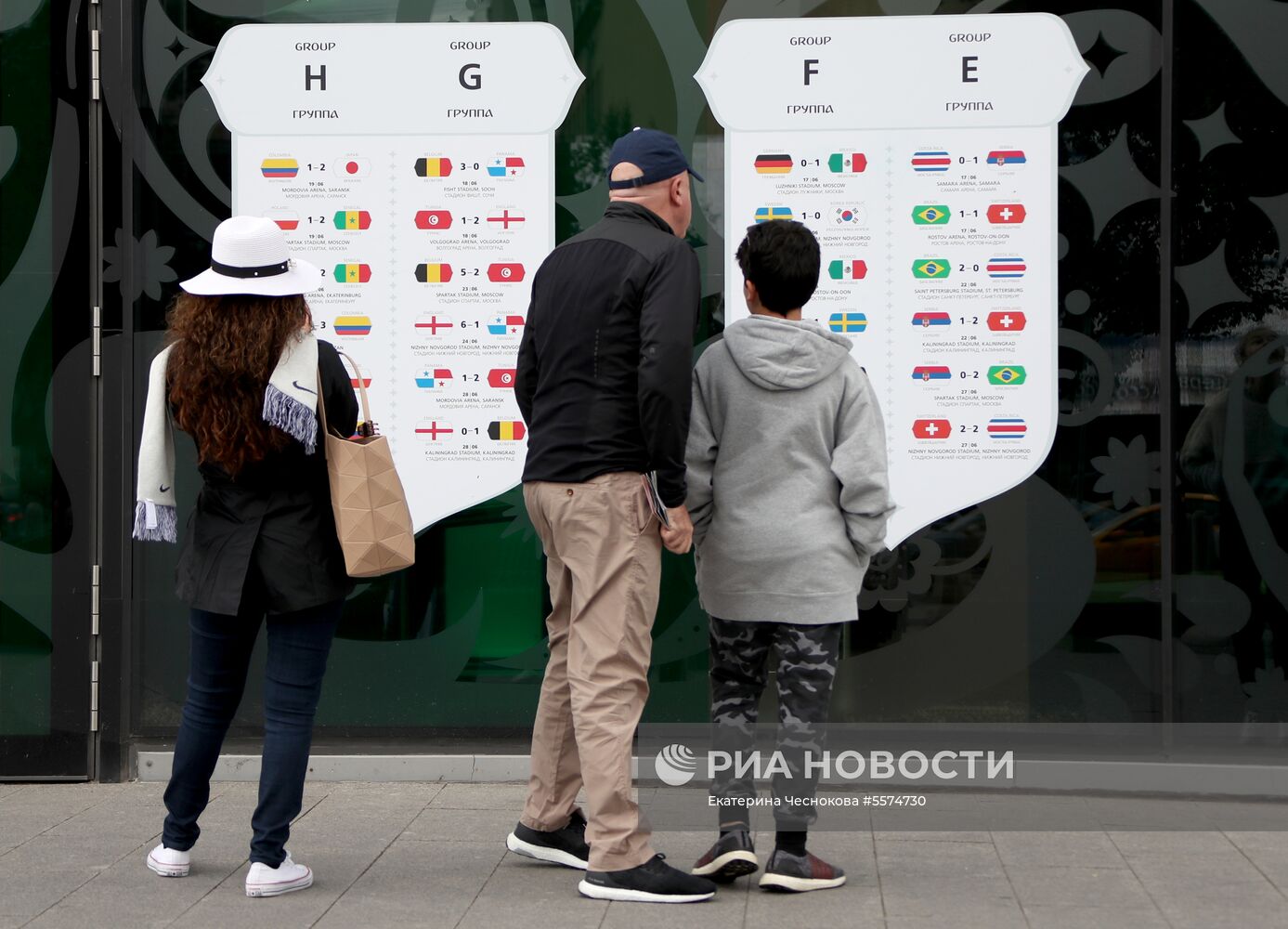 Информационная панель на здании музея футбола FIFA в Москве