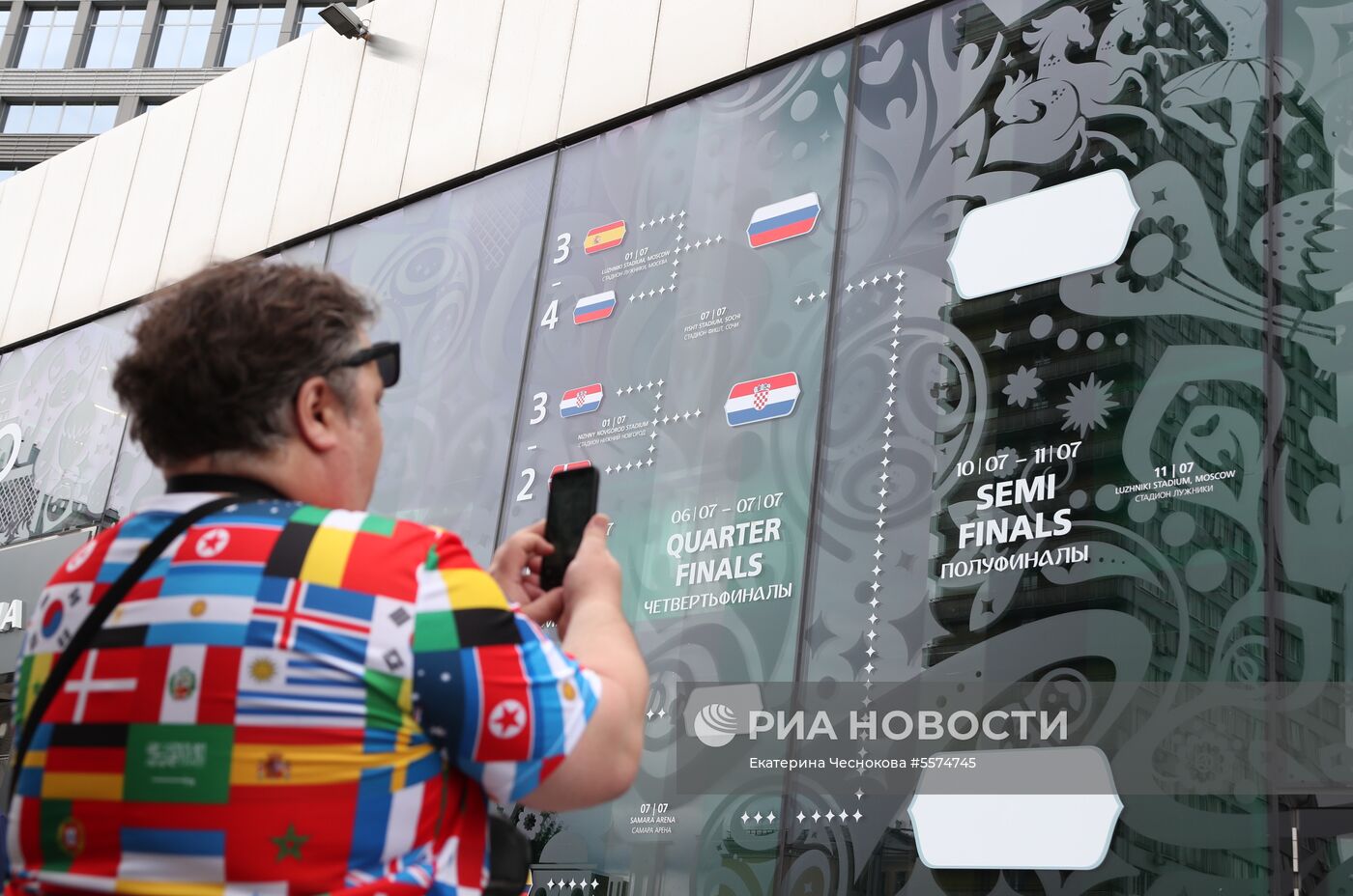 Информационная панель на здании музея футбола FIFA в Москве