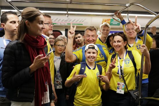 Болельщики перед матчем ЧМ-2018 по футболу между сборными Швеции и Швейцарии