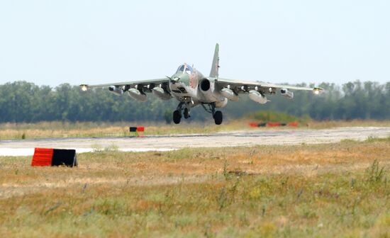 Прилет российских самолетов из Сирии в Россию