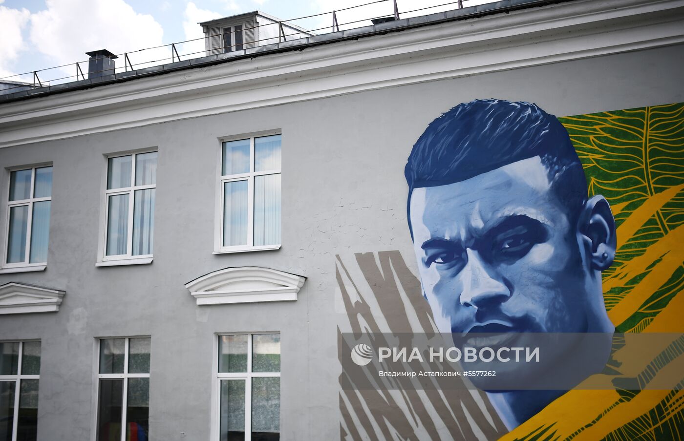 Граффити с Неймаром появилось в Казани