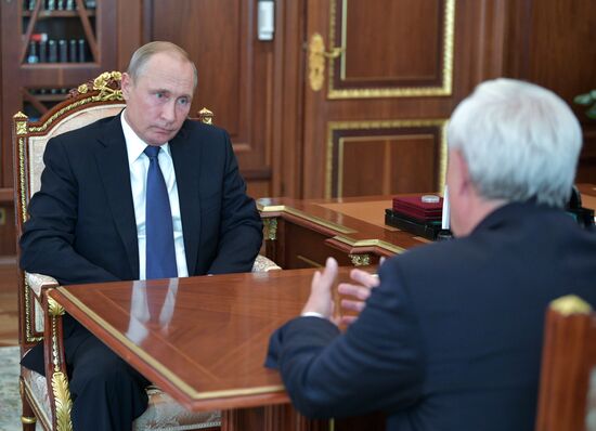 Президент РФ В. Путин встретился с губернатором Санкт-Петербурга Г. Полтавченко