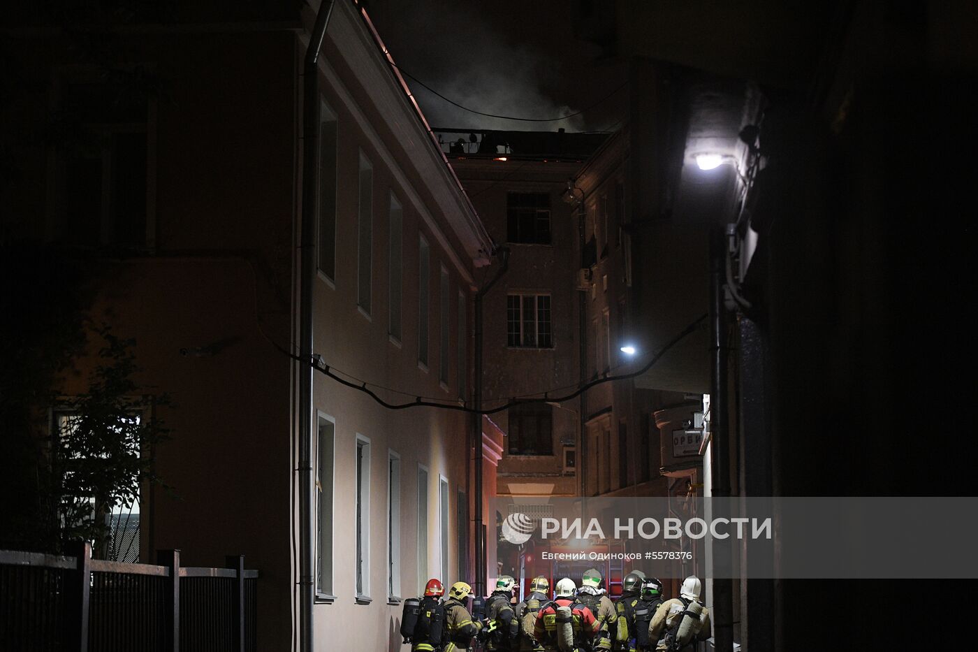 Пожар произошел в жилом доме на Пятницкой улице в Москве