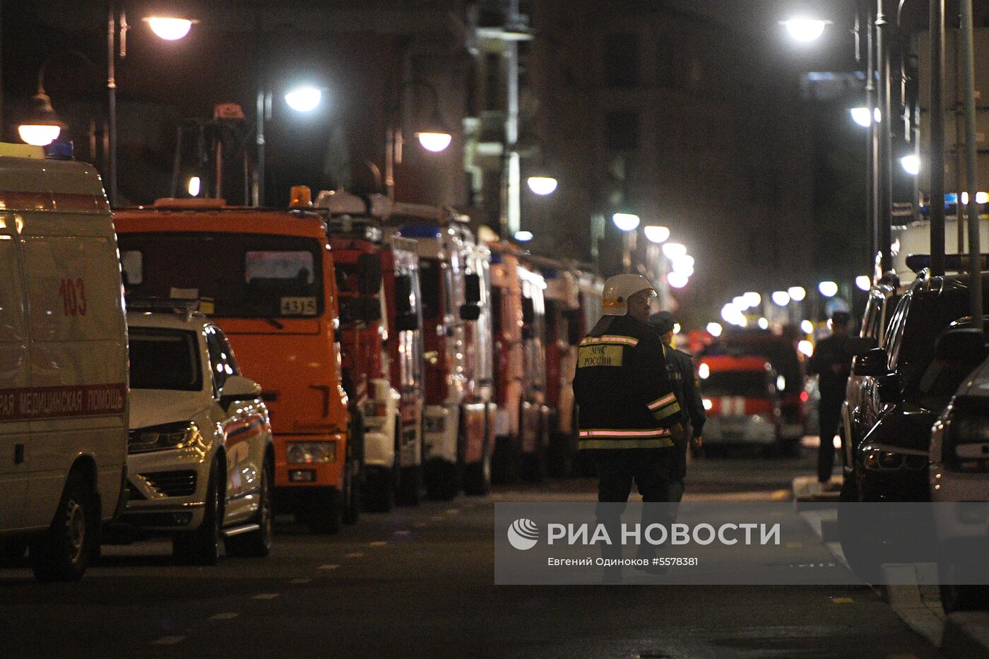 Пожар произошел в жилом доме на Пятницкой улице в Москве