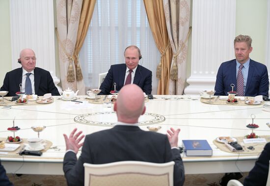 Президент РФ В. Путин встретился с легендами мирового футбола