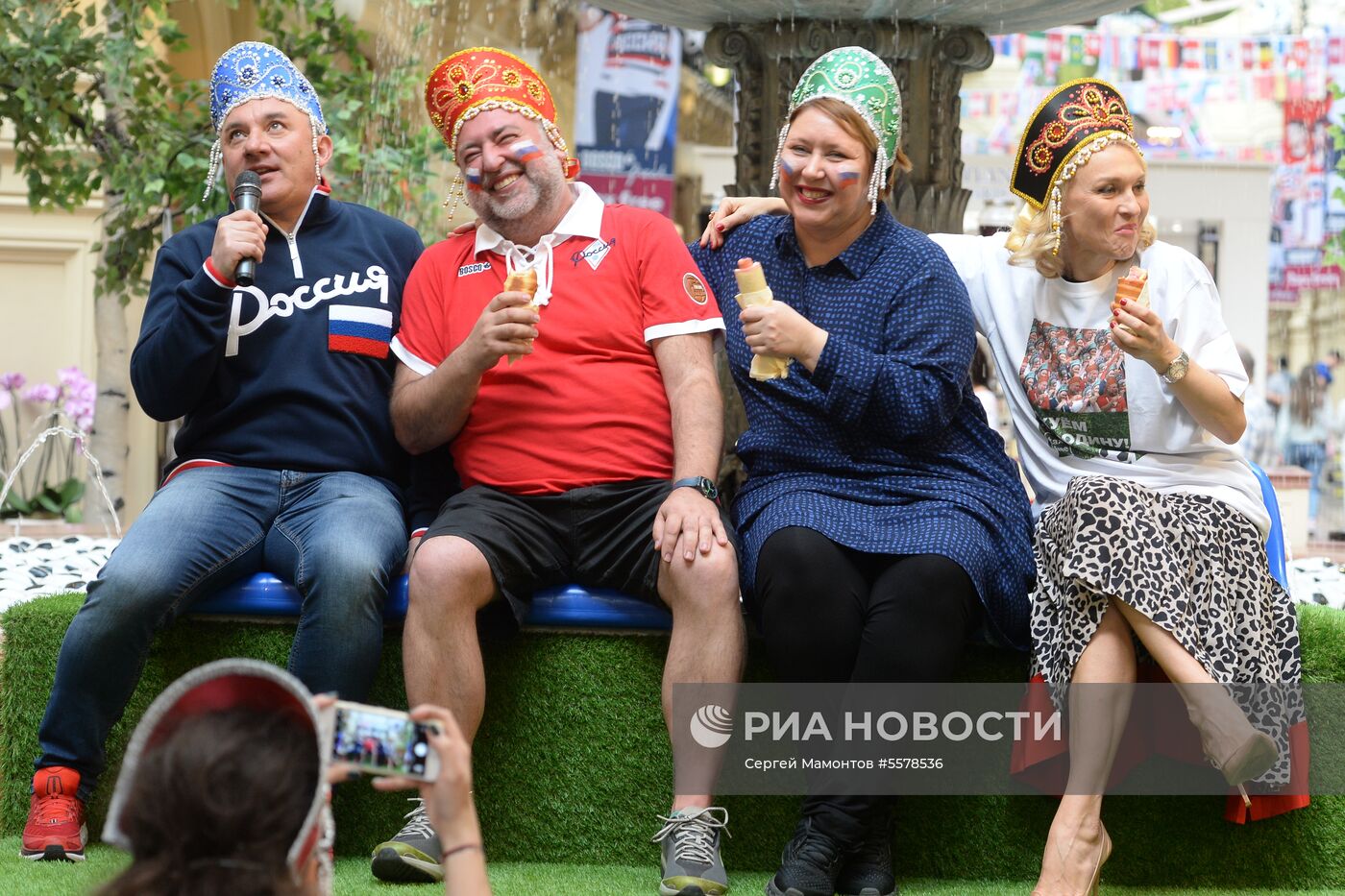 Акция в поддержку сборной России по футболу "Сжуем за Родину!"