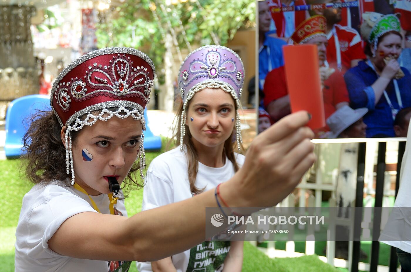 Акция в поддержку сборной России по футболу "Сжуем за Родину!"