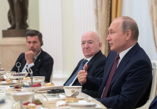 Президент РФ В. Путин встретился с легендами мирового футбола