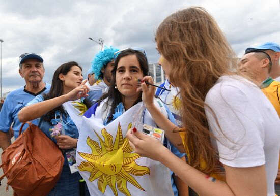 Болельщики перед матчем ЧМ-2018 по футболу между сборными Уругвая и Франции