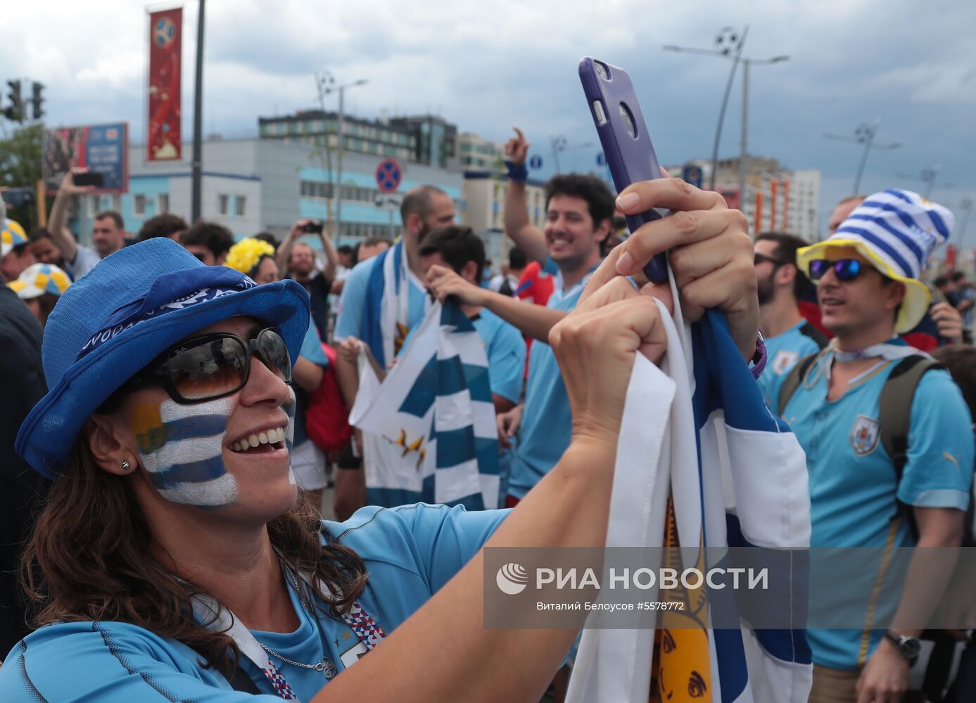 Болельщики перед матчем ЧМ-2018 по футболу между сборными Уругвая и Франции