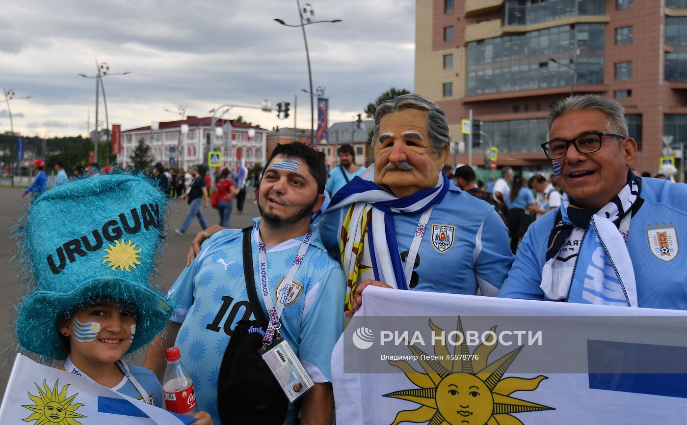 Болельщики перед матчем ЧМ-2018 по футболу между сборными Уругвая и Франции