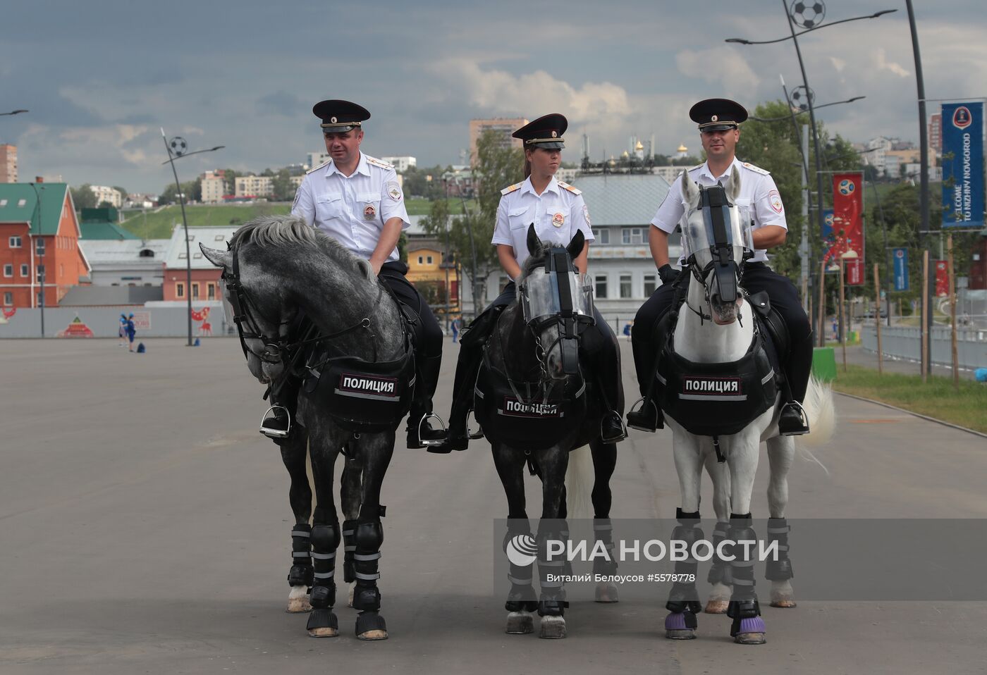 Болельщики перед матчем ЧМ-2018 по футболу между сборными Уругвая и Франции