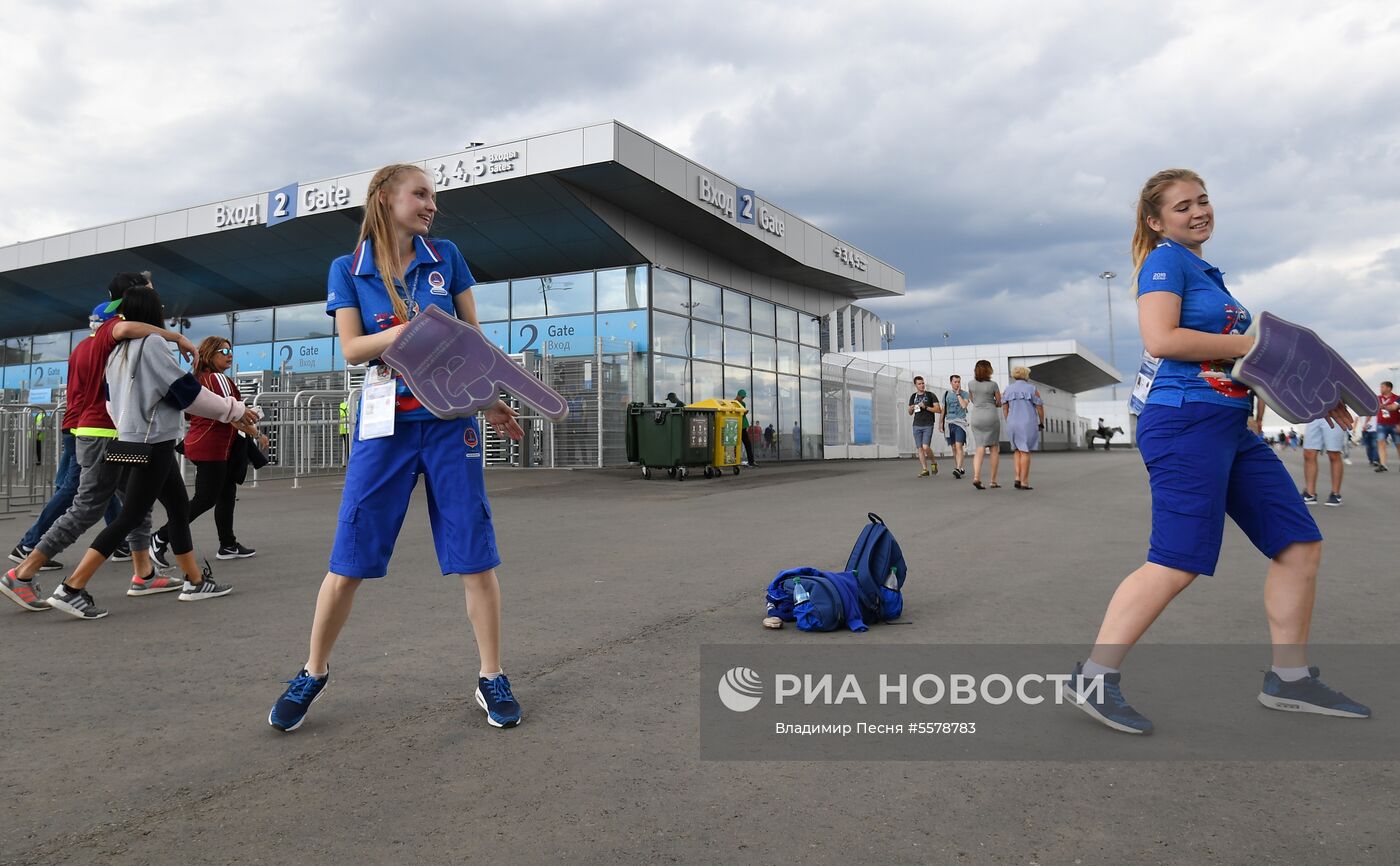 Болельщики перед матчем ЧМ-2018 по футболу между сборными Уругвая и Франции