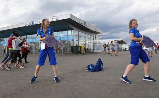 Болельщики перед матчем ЧМ-2018 по футболу между сборными Уругвая и Франции