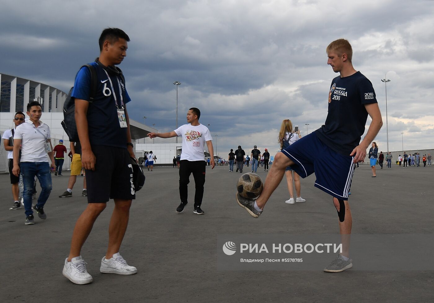 Болельщики перед матчем ЧМ-2018 по футболу между сборными Уругвая и Франции