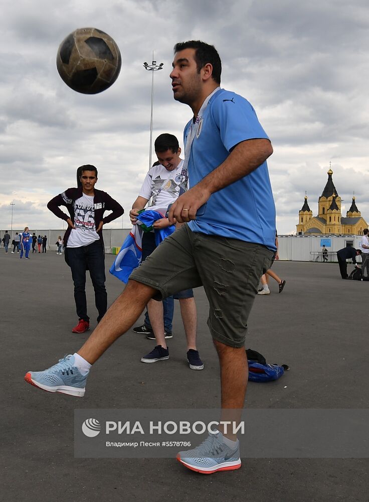 Болельщики перед матчем ЧМ-2018 по футболу между сборными Уругвая и Франции